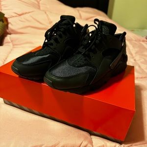 Black Nike AIR HUARACHE men size 9.5 women’s 11. Worn 1 x for 2 hours